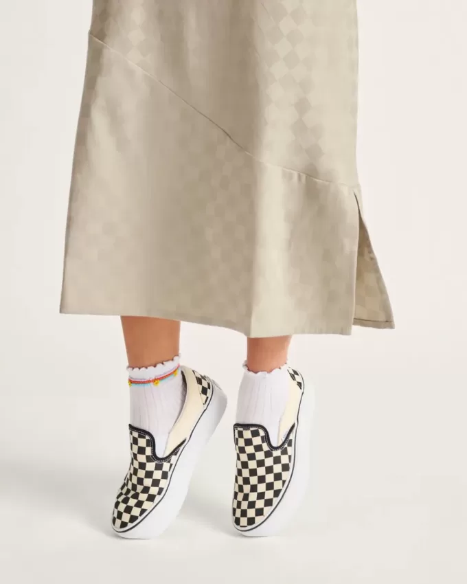 Klassischer Slip-On-Plateauschuh mit Schachbrettmuster
