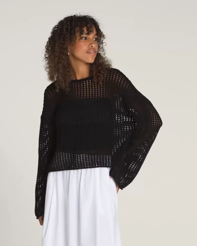 Mila – Kurzer Rundhalspullover mit offenem Strickmuster Mila – Kurzer Rundhalspullover mit offenem Strickmuster