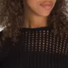 Mila – Kurzer Rundhalspullover mit offenem Strickmuster Mila – Kurzer Rundhalspullover mit offenem Strickmuster
