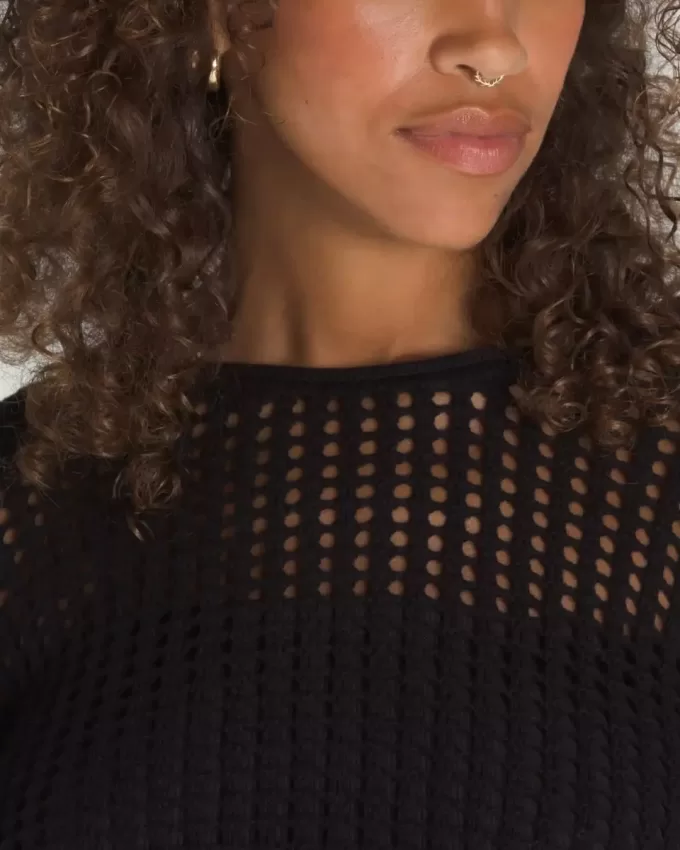 Mila – Kurzer Rundhalspullover mit offenem Strickmuster Mila – Kurzer Rundhalspullover mit offenem Strickmuster